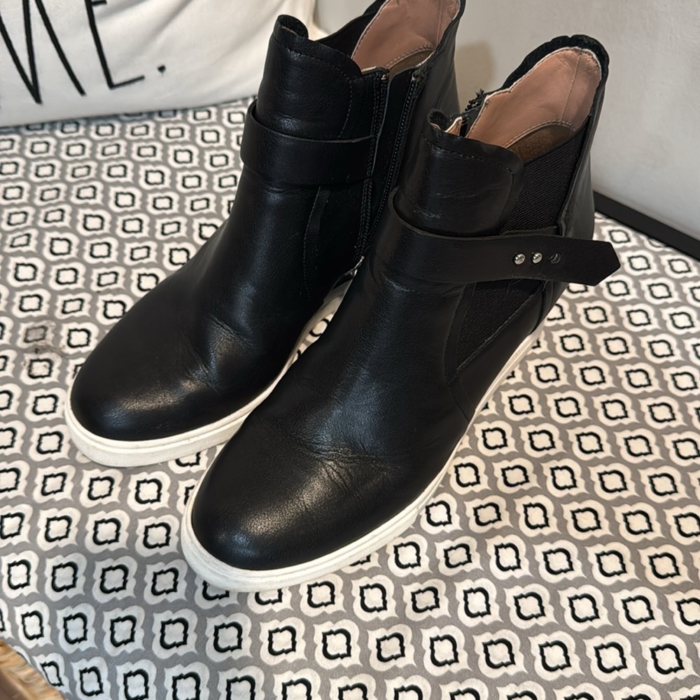 Linea Paolo wedge booties EUC